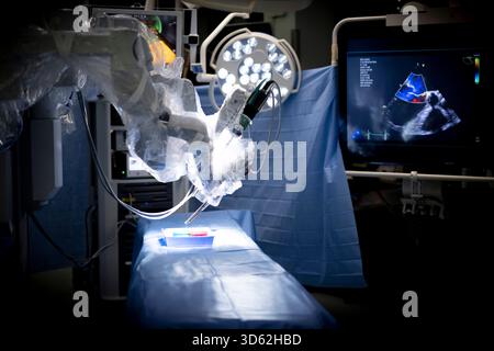 Roboter in der Herzchirurgie DEU, Deutschland, Allemagne, Berlin, 12.11.2025 Detail Operationstisch und Monitor einer Herzoperation am DHZC , BEI einer Vorfuerung einer robotergestuetzte Operation an Herzklappen vom Da-Vinci-Robotiksystem im Deutschen Herzzentrum im Rudolf-Virchow-Krankenhaus der Berliner Charite in Berlin tschland . Die robotergestuetzte chirurgie ist ein modernes Operators Verfahren in der Medizin. SIE ermoeglicht dem Operateur, minimalinvasive Operationstechniken mit Unterstuetzung des roboterassistierten Systems noch exakter und sicherer durchzufuehren als konventionelle Banque D'Images