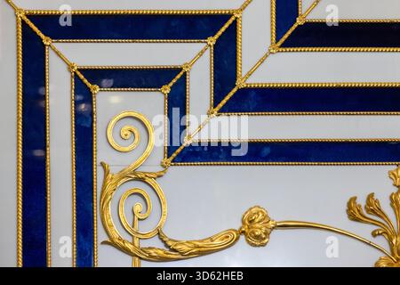 Cadre décoratif luxueux doré et bleu cobalt avec carrés concentriques, bordures de cordes et rouleaux dorés à friser pour une toile de fond classique royale Banque D'Images