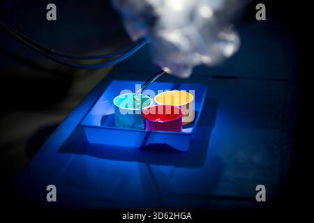 Roboter in der Herzchirurgie DEU, Deutschland, Allemagne, Berlin, 12.11.2025 Symbol test mit Modell Gummibaerchen auf einem Operationstisch als Beispiel fuer eine Herzoperation am DHZC , BEI einer Vorfuerung einer robotergestuetzte Operation an Herzklappen vom Da-Vinci-Robotiksystem im Deutschen Herzzentrum im Rudolf-Virchow-Krankenhaus der Berliner Chartschite Land Allemagne. Die robotergestuetzte chirurgie ist ein modernes Operators Verfahren in der Medizin. SIE ermoeglicht dem Operateur, minimalinvasive Operationstechniken mit Unterstuetzung des roboterassistierten Systems noch exakter u Banque D'Images