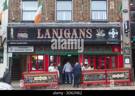 L'extérieur du Lanigans Irish Bar sur Ranelagh Street, Liverpool, arbore des drapeaux irlandais et une façade rouge et verte traditionnelle. Banque D'Images