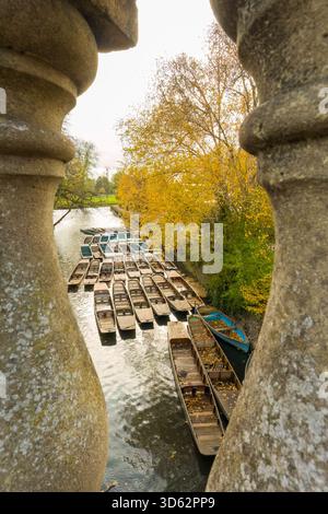 Punts amarrés sur la rivière Cherwell à travers les balustrades du pont de la Madeleine. Oxford Angleterre Royaume-Uni. Novembre 2025 Banque D'Images