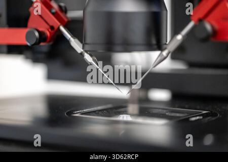 PRODUCTION - 26 septembre 2025, Brême : pipettes d'un micro-injecteur, prélevées dans le laboratoire du cabinet Kinderwunsch Brême à Brême-Schwachhausen. L'injection intracytoplasmique de spermatozoïdes (ICSI), une méthode d'insémination artificielle dans laquelle un seul sperme est injecté directement dans un ovule prélevé à l'aide d'une aiguille fine, est l'un des domaines de travail de la pratique. Photo : Focke Strangmann/dpa Banque D'Images