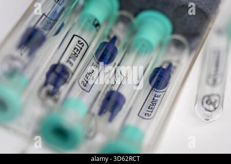 PRODUCTION - 26 septembre 2025, Brême : pipettes stériles pour un micro-injecteur, prélevées dans le laboratoire du cabinet Kinderwunsch Brême à Brême-Schwachhausen. L'injection intracytoplasmique de spermatozoïdes (ICSI), une méthode d'insémination artificielle dans laquelle un seul sperme est injecté directement dans un ovule prélevé à l'aide d'une aiguille fine, est l'un des domaines de travail de la pratique. Photo : Focke Strangmann/dpa Banque D'Images