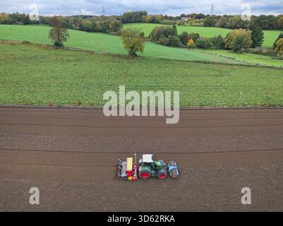 Agriculteur semant des cultures d'hiver avec un tracteur, vue aérienne, Allemagne, Rhénanie du Nord-Westphalie, région de la Ruhr Banque D'Images