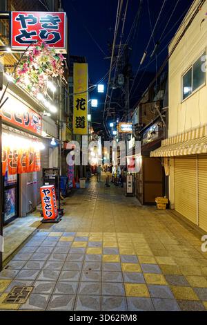 Ruelle vide dans le district de Shinsekai la nuit, Japon, Shinsekai, Osaka Banque D'Images