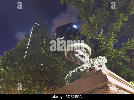 Fontaine de Lachhannesbrunnen devant la Deutsche Bank la nuit, Allemagne, Hesse, Francfort-sur-le-main Banque D'Images