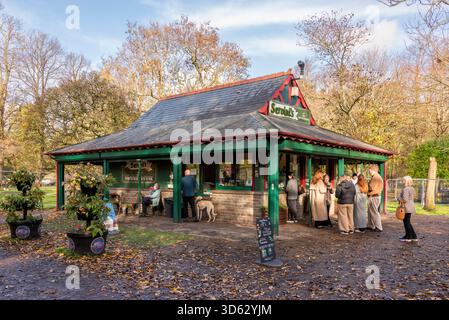 Maison d’été de Servini à Bute Park, Cardiff, encadrée par un riche feuillage d’automne lors d’une journée de novembre lumineuse et croustillante dans le sud du pays de Galles : Phillip Roberts Banque D'Images