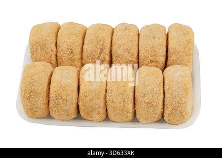 Produits semi-finis faits maison sur planche blanche sur fond blanc. Préparations de galettes faites maison. Côtelettes congelées. Banque D'Images