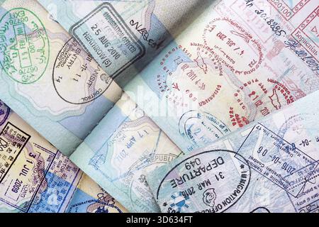 Beaucoup de pages de passeport ouvertes avec beaucoup de visas et de timbres d'entrée de divers pays contrôle des passeports. Concept de voyage et de tourisme dans le monde entier Banque D'Images