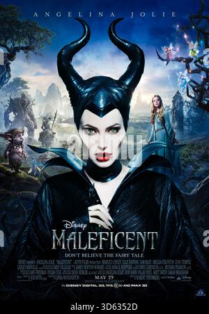 Maleficent (2014) réalisé par Robert Stromberg avec Angelina jolie, elle Fanning et Sharlto Copley. Trahie par son ancien amour, une fée vengeante maudit une princesse nouveau-née, puis se retrouve attirée pour protéger l'enfant du mal. Affiche AMÉRICAINE À une feuille POUR USAGE ÉDITORIAL UNIQUEMENT. Crédit : BFA / Walt Disney Pictures Banque D'Images