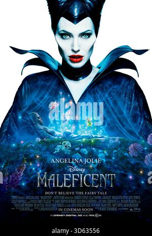 Maleficent (2014) réalisé par Robert Stromberg avec Angelina jolie, elle Fanning et Sharlto Copley. Trahie par son ancien amour, une fée vengeante maudit une princesse nouveau-née, puis se retrouve attirée pour protéger l'enfant du mal. Affiche AMÉRICAINE À une feuille POUR USAGE ÉDITORIAL UNIQUEMENT. Crédit : BFA / Walt Disney Pictures Banque D'Images
