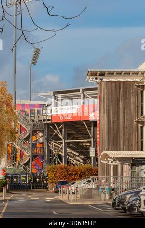 Entrée au stade de cricket de Sophia Gardens à Cardiff, pays de Galles, par temps clair, avec des visiteurs arrivant au site sportif emblématique : Phillip Roberts Banque D'Images