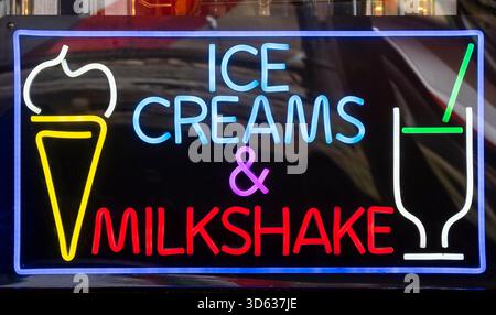 Crèmes glacées et milkshakes signe au néon dans une vitrine Banque D'Images