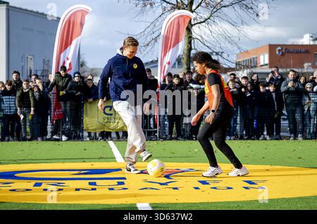 Gorinchem, pays-Bas. 18 novembre 2025. GORINCHEM - Frenkie de Jong lors de l'ouverture d'un Cruyff court au i campus. Parce que le footballeur a remporté le prix Johan Cruyff en 2019, il a été autorisé à choisir un emplacement pour un nouveau Cruyff court. ANP ROBIN VAN LONKHUIJSEN crédit : ANP/Alamy Live News Banque D'Images