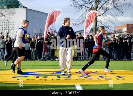Gorinchem, pays-Bas. 18 novembre 2025. GORINCHEM - Frenkie de Jong lors de l'ouverture d'un Cruyff court au i campus. Parce que le footballeur a remporté le prix Johan Cruyff en 2019, il a été autorisé à choisir un emplacement pour un nouveau Cruyff court. ANP ROBIN VAN LONKHUIJSEN crédit : ANP/Alamy Live News Banque D'Images