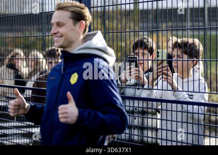Gorinchem, pays-Bas. 18 novembre 2025. GORINCHEM - Frenkie de Jong lors de l'ouverture d'un Cruyff court au i campus. Parce que le footballeur a remporté le prix Johan Cruyff en 2019, il a été autorisé à choisir un emplacement pour un nouveau Cruyff court. ANP ROBIN VAN LONKHUIJSEN crédit : ANP/Alamy Live News Banque D'Images