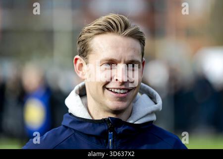 Gorinchem, pays-Bas. 18 novembre 2025. GORINCHEM - Frenkie de Jong lors de l'ouverture d'un Cruyff court au i campus. Parce que le footballeur a remporté le prix Johan Cruyff en 2019, il a été autorisé à choisir un emplacement pour un nouveau Cruyff court. ANP ROBIN VAN LONKHUIJSEN crédit : ANP/Alamy Live News Banque D'Images