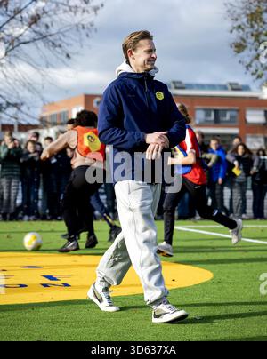 Gorinchem, pays-Bas. 18 novembre 2025. GORINCHEM - Frenkie de Jong lors de l'ouverture d'un Cruyff court au i campus. Parce que le footballeur a remporté le prix Johan Cruyff en 2019, il a été autorisé à choisir un emplacement pour un nouveau Cruyff court. ANP ROBIN VAN LONKHUIJSEN crédit : ANP/Alamy Live News Banque D'Images