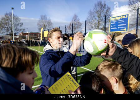 Gorinchem, pays-Bas. 18 novembre 2025. GORINCHEM - Frenkie de Jong signe des autographes lors de l'ouverture d'un Cruyff court au i campus. Parce que le footballeur a remporté le prix Johan Cruyff en 2019, il a été autorisé à choisir un emplacement pour le nouveau Cruyff court. ANP ROBIN VAN LONKHUIJSEN crédit : ANP/Alamy Live News Banque D'Images