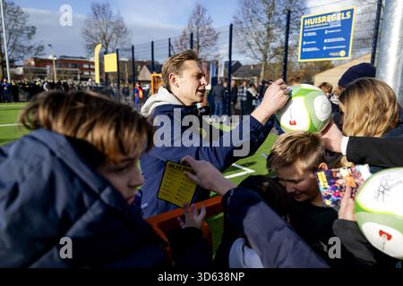 Gorinchem, pays-Bas. 18 novembre 2025. GORINCHEM - Frenkie de Jong signe des autographes lors de l'ouverture d'un Cruyff court au i campus. Parce que le footballeur a remporté le prix Johan Cruyff en 2019, il a été autorisé à choisir un emplacement pour le nouveau Cruyff court. ANP ROBIN VAN LONKHUIJSEN crédit : ANP/Alamy Live News Banque D'Images