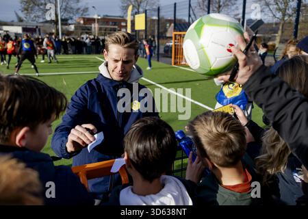 Gorinchem, pays-Bas. 18 novembre 2025. GORINCHEM - Frenkie de Jong signe des autographes lors de l'ouverture d'un Cruyff court au i campus. Parce que le footballeur a remporté le prix Johan Cruyff en 2019, il a été autorisé à choisir un emplacement pour le nouveau Cruyff court. ANP ROBIN VAN LONKHUIJSEN crédit : ANP/Alamy Live News Banque D'Images