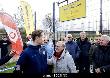 Gorinchem, pays-Bas. 18 novembre 2025. GORINCHEM - Frenkie de Jong avec sa grand-mère et d'autres membres de sa famille lors de l'ouverture d'un Cruyff court au i campus. Parce que le footballeur a remporté le prix Johan Cruyff en 2019, il a été autorisé à choisir un emplacement pour un nouveau Cruyff court. ANP ROBIN VAN LONKHUIJSEN crédit : ANP/Alamy Live News Banque D'Images