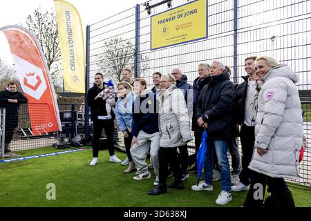 Gorinchem, pays-Bas. 18 novembre 2025. GORINCHEM - Frenkie de Jong avec sa grand-mère et d'autres membres de sa famille lors de l'ouverture d'un Cruyff court au i campus. Parce que le footballeur a remporté le prix Johan Cruyff en 2019, il a été autorisé à choisir un emplacement pour un nouveau Cruyff court. ANP ROBIN VAN LONKHUIJSEN crédit : ANP/Alamy Live News Banque D'Images
