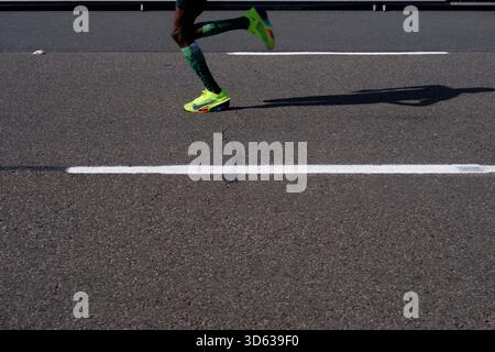 Jambes et ombre d'un athlète coureur lors de la course sur route camarades Marathon tenue en Afrique du Sud. Banque D'Images