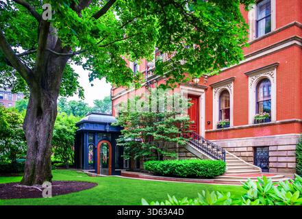Massachusetts, USA, 9 juin 2025, vue d'une maison sur Commonwealth Avenue dans le quartier de Back Bay, Boston Banque D'Images