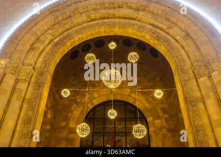 erevan, armeniaUne scène de soirée avec une arche architecturale décorée de lumières du nouvel an et de boules brillantes. Banque D'Images