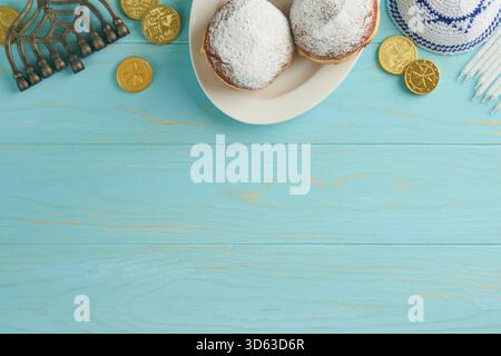 Joyeux Hanukkah. Hanukkah vieille Menorah sur fond du drapeau israélien avec la lumière du soleil ou bokeh sur fond de bois blanc. Image de religion de fête juive Hanukkah fond. Banque D'Images