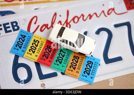 KIEV, UKRAINE - 1 OCTOBRE 2025 autocollants d'étiquette d'immatriculation de voiture de Californie pour diverses années sur la plaque d'immatriculation close up Banque D'Images