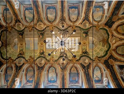 L'intérieur orné, de style baroque, doré de la synagogue du XVIe siècle à Casale Monferrato, dans le Piémont, dans le nord de l'Italie. Banque D'Images