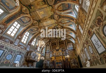 L'intérieur orné, de style baroque, doré de la synagogue du XVIe siècle à Casale Monferrato, dans le Piémont, dans le nord de l'Italie. Banque D'Images