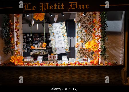 Shopping de fenêtre la nuit à San Remy de Provence, France. Banque D'Images