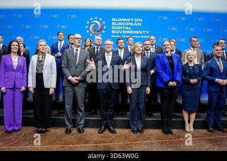 18 novembre 2025, Berlin : Roland Lescure (3ème à partir de la gauche), ministre de l'économie, des Finances et de la souveraineté industrielle et numérique de la France, Karsten Wildberger (M, CDU), ministre fédéral de la numérisation et de la modernisation de l'Etat, et Henna Virkkunen (4ème à partir de la droite), vice-présidente exécutive de la Commission européenne pour la souveraineté technique, sécurité et la démocratie, prennent une photo avec leurs homologues européens au Sommet européen sur la souveraineté numérique au Campus EUREF. Le sommet est accueilli par les ministères du numérique allemand et français. Photo : Kay Nietfeld/dpa Banque D'Images
