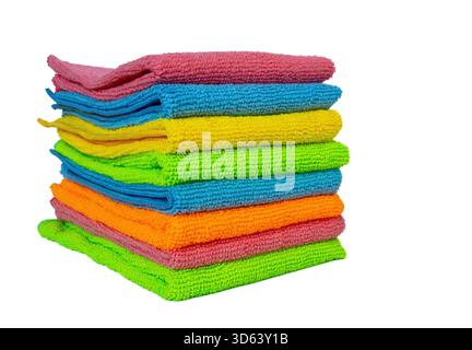 Serviettes multicolores brillantes empilées soigneusement sur un fond blanc. Idéal pour les soins à domicile, les produits de lessive et la publicité textile. Banque D'Images