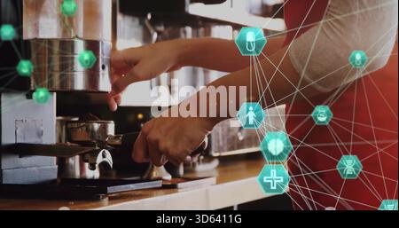 Tirer les mains du barista en verrouillant le porte-filtre dans la machine à espresso du café, revêtement sarcelle, tablier rouge Banque D'Images