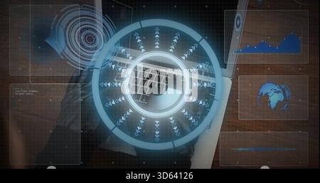 Affichage de l'interface utilisateur holographique circulaire sur le clavier d'ordinateur portable au bureau en bois, panneaux HUD, femme dans le dessus sombre Banque D'Images