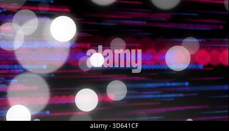 Cercles bokeh chatoyants et stries lumineuses colorées créant un fond de studio abstrait avec du grain Banque D'Images