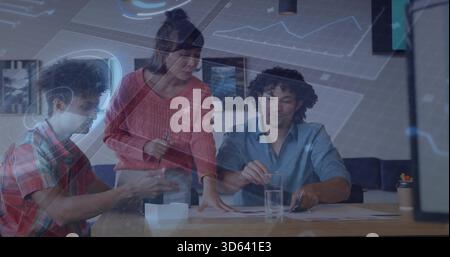 Examinez l'équipe de projet qui s'appuie sur des cartes imprimées à la table de réunion, un chandail corail et une chemise à carreaux Banque D'Images