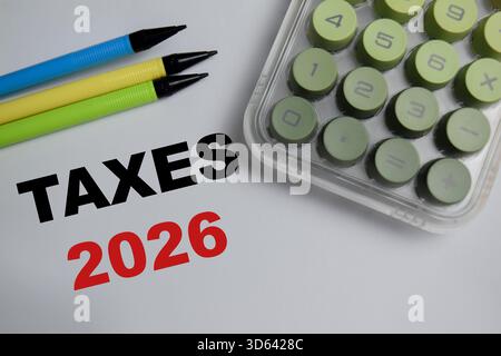 Concept de taxes 2026 écrire sur le livre isolé sur la table en bois. Banque D'Images