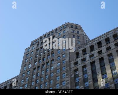 Chicago, il - 15 septembre 2025 : vue détaillée en bas angle des étages architecturaux supérieurs du bâtiment Merchandise Mart. Banque D'Images