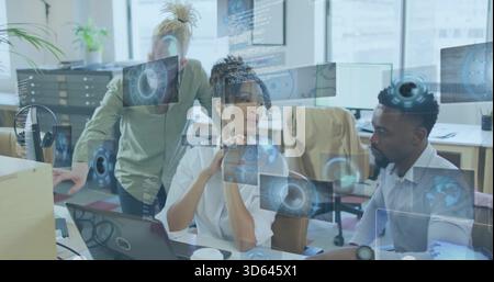 Discuter du penchant de l'équipe et des gestes dans un bureau moderne, avec ordinateur portable, écrans, HUD, port de chemises Banque D'Images