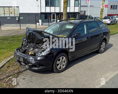Almere, pays-Bas - 14 avril 2025 : Skoda Octavia naufragée garée sur un parking public. Personne dans le véhicule. Banque D'Images