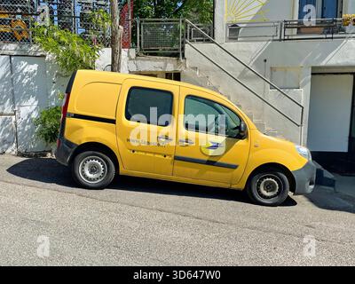 Gréoux-les-bains, France - 1er mai 2022 : voiture de livraison jaune la poste garée en pente. La poste est une société de services postaux en France. Banque D'Images