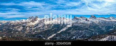 Large vue panoramique sur la gamme Dolomites depuis une piste de ski enneigée à Cortina d’Ampezzo, Italie. Paysage hivernal alpin idéal pour les voyages, les sports et lan Banque D'Images