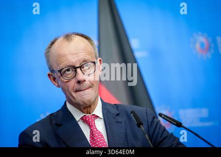 Berlin, Allemagne. 18 novembre 2025. Le chancelier allemand Friedrich Merz (CDU) donne une conférence de presse lors du sommet européen sur la souveraineté numérique au Campus EUREF. Le sommet se déroule à l’invitation des ministères du numérique allemand et français. Crédit : Kay Nietfeld/dpa/Alamy Live News Banque D'Images