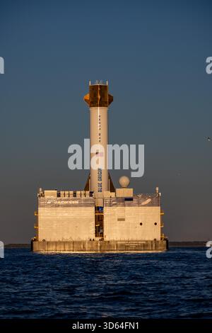 Port Canaveral, États-Unis. 18 novembre 2025. Lors d'une brillante attaque spatiale au lever du soleil, le premier booster de Blue Origin atterrissant sur Jacklyn, « Never Tell me the Odds » se dirige vers Port Canaveral Brevard County Florida USA le 18 novembre 2025. (Photo de Scott Schilke/SipaUSA) crédit : Sipa USA/Alamy Live News Banque D'Images