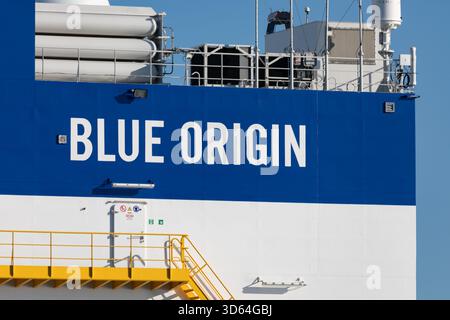 Port Canaveral, États-Unis. 18 novembre 2025. Lors d'une brillante attaque spatiale au lever du soleil, le premier booster de Blue Origin atterrissant sur Jacklyn, « Never Tell me the Odds » se dirige vers Port Canaveral Brevard County Florida USA le 18 novembre 2025. (Photo de Scott Schilke/SipaUSA) crédit : Sipa USA/Alamy Live News Banque D'Images